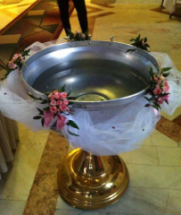 Aranjamente botez - Aranjament floral cu trandafiri pentru cristelnita