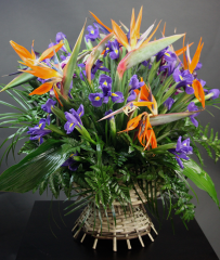 Cosuri cu flori-Cos cu irisi, strelitzia si verdeata decor