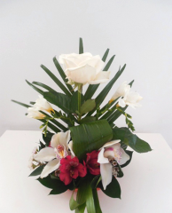 Aranjament Ikebana cu trandafiri, orhidee, frezii si alstroemeria