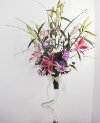 Aranjamente florale pentru nunti - Aranjament floral pe suport inalt cu crini si crizanteme