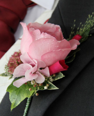 Aranjamente florale pentru nunti - Butoniera trandafir roz si hortensie