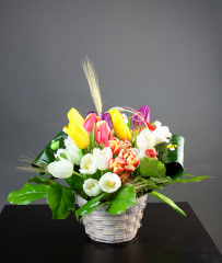 Cosuri cu flori - Cos cu lalele multicolore si verdeata decor