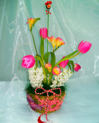 Aranjamente florale - Cos de primavara din lalele, frezii si zambile