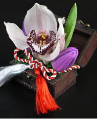 Aranjamente-Cufarul cu orhidee si lalele pentru martisor