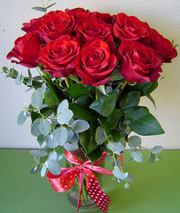 Buchete de flori - Buchet de 15 trandafiri si verdeata decorativa