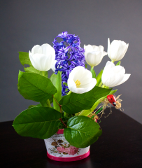 Cosuri cu flori - Cos cu lalele, zambile si verdeata decor