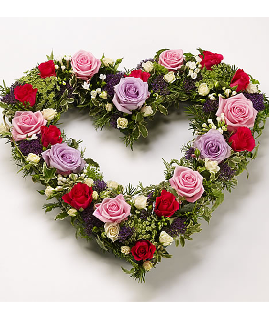 Inimi din flori - Inima cu trandafiri rosii, roz si mov, trandafiri tros si verdeata