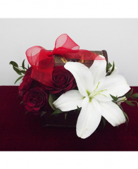 Aranjamente - Aranjament floral masa - Cufar cu trandafiri si crin