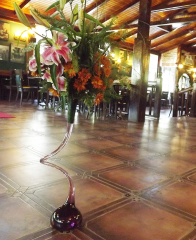 Aranjamente florale pentru nunti - Aranjament floral pe suport inalt cu crinisi crizanteme