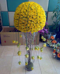 Aranjamente florale pentru nunti - suport inalt cu trandafiri