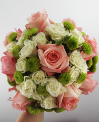 buchet-trandafiri-roz,-miniroze-albe-si-santinii