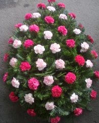 Coroana funerara clasica cu brad si garoafe multicolore