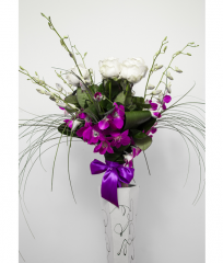 Buchet de flori cu trandafiri si orhidee dendrobium